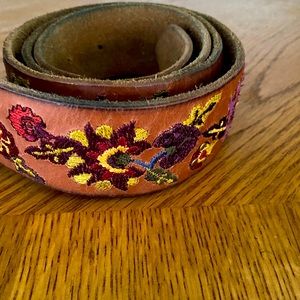 Embordered floral Lucky belt